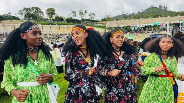 ቅንያት ኣሸንዳ ፍልፍል እቶት እውን እናኾነ ብምኻዱ ኣብቲ ቅነ ብርክት ዝበሉ ባህላዊ መመላኽዕታት ኣልባሳትን ንመሽጣ ይውዕሉ