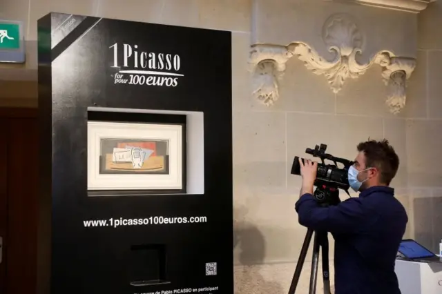 Homem filma local onde quadro estava exposto durante evento