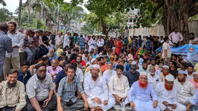 অবস্থান কর্মসূচির কারণে যান চলাচল বন্ধ ও নাগরিক সেবায়ও ভোগান্তি তৈরির অভিযোগ পাওয়া যাচ্ছে