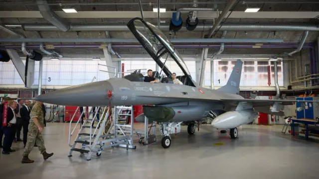 zelenski f-16'da 