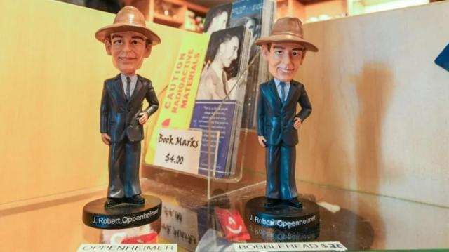 Bonecos que representam Oppenheimer 