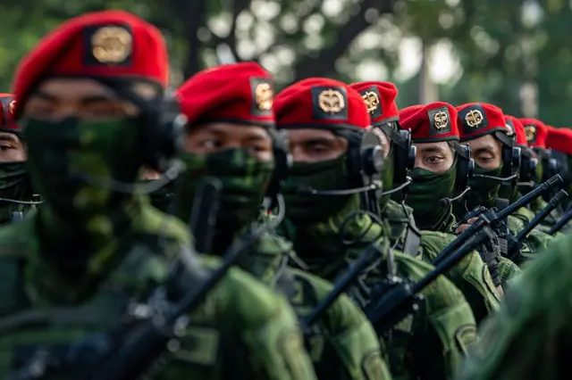 Para anggota pasukan khusus bersiap untuk Parade Peringatan 80 Tahun Tentara Nasional Indonesia di Kompleks Monumen Nasional di Jakarta, Indonesia, pada 5 Oktober 2025. Tema perayaan ulang tahun ke-80 adalah ''TNI Prima, TNI Rakyat, Indonesia Maju'' (Tentara Nasional yang Unggul, Tentara Nasional Rakyat, Indonesia Maju).