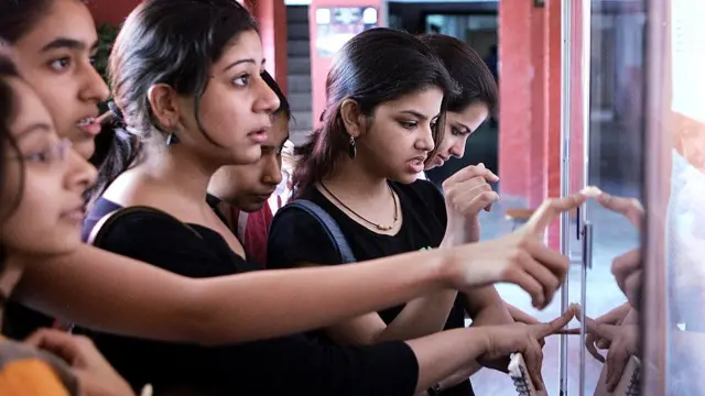 छात्र-छात्राएं