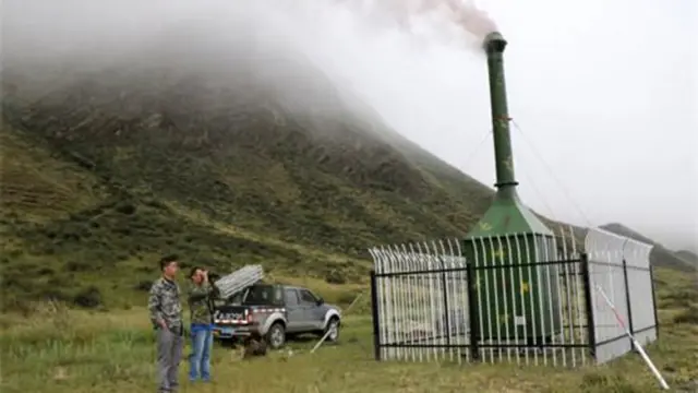 Ladera de una montaña en el Tibet chino con una cámara de combustión.