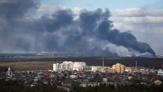 Fumaça é vista nos arredoresmelhor site de aposta ufcKiev após bombardeio à cidade no domingo (27/2)