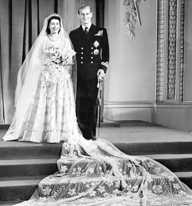 Princesa Isabel (luego reina Isabel II) y el príncipe Felipe, duque de Edimburgo, posan en su foto oficial de bodas en el Palacio de Buckingham el 20 de noviembre de 1947.