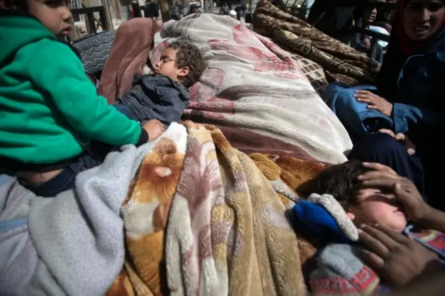 مردم در حال فرار از غوطه