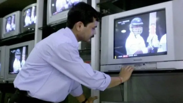 ટીવી જોતી એક વ્યક્તિ