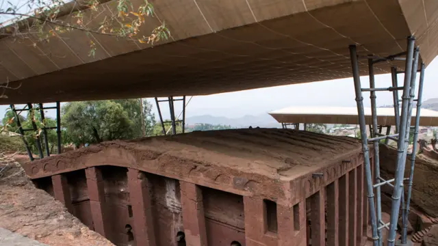 የብረት ምሰሶው ቅርሱን እየተጫነው ነው