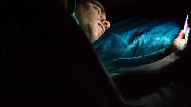 Чоловік зі смартфоном