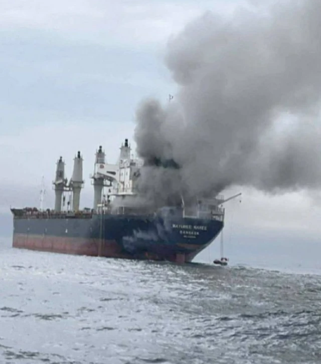 El carguero con bandera tailandesa Mayuree Naree envuelto en humo negro en el estrecho de Ormuz.