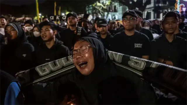 Ribuan suporter Arema FC mengikuti salat berjamaah pada 5 Oktober 2022 untuk mengenang para korban jiwa tragedi Kanjuruhan di Malang, Jawa Timur, yang terjadi empat hari sebelumnya.