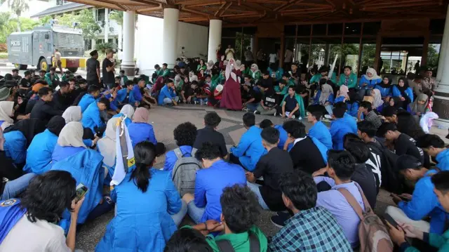Mahasiswa sedang berkumpul di depan Kantor Gubernur Aceh, Banda Aceh, Senin (16/6/2025).