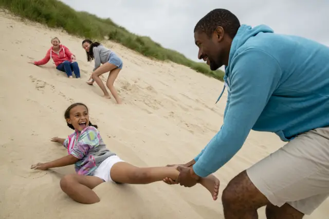 Parent dey play with dia pikin