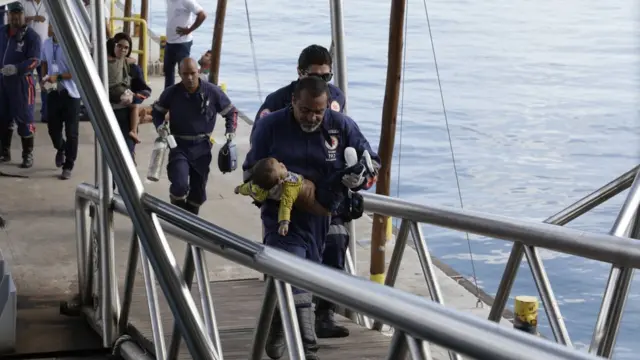 Bebê Davi Gabriel sendo resgatado pelos Bombeiros da Bahia