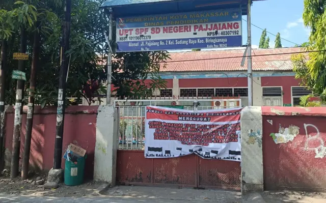 Pintu gerbang SD Negeri Pajjaiang ditutup. 