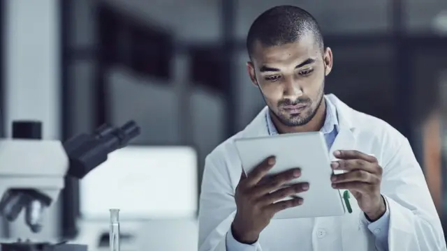 Científico en laboratorio.