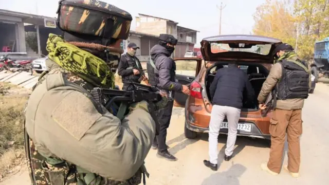 બીબીસી ગુજરાતી દિલ્હી કાર વિસ્ફોટ લાલ કિલ્લા મેટ્રો સ્ટેશન જમ્મુ કાશ્મીર પોલીસ ડૉક્ટર ચરમપંથી હુમલો વડા પ્રધાન નરેન્દ્ર મોદી