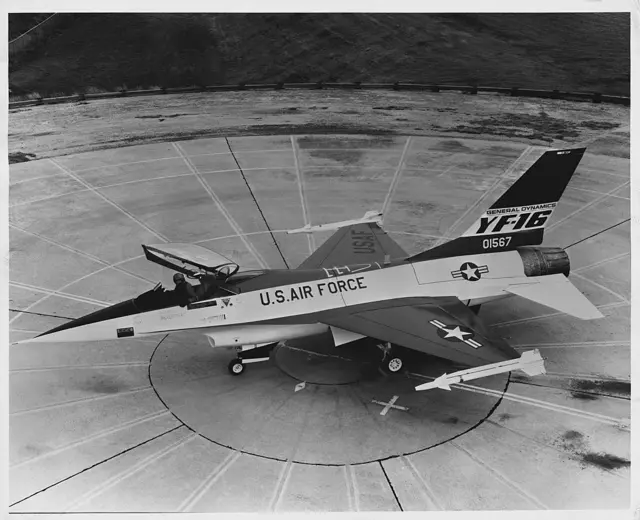 Nguyên mẫu đầu tiên, YF-16 đã bay thử nghiệm lần đầu vào năm 1974