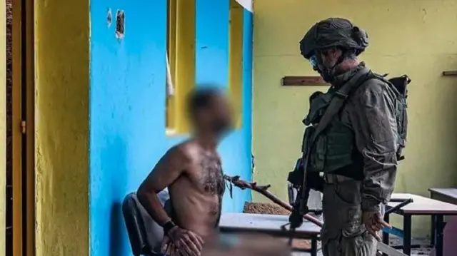 Askari wa IDF akimhoji mfungwa huko Gaza