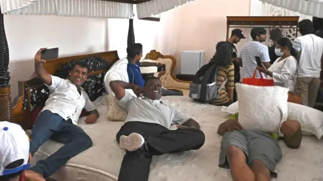 বিক্ষোভকারীদের অনেকেই প্রেসিডেন্টের বিছানায় শুয়ে সেলফি তোলেন।