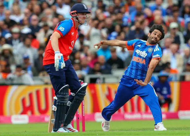રવિ બિશ્નોઈએ એક ઓવરમાં કુલ 29 રન બનાવ્યા હતા. India England match, vaibhav sooryavanshi, ravi bishnoi, રવિ બિશ્નોઈ, બીબીસી ગુજરાતી, વૈભવ સૂર્યવંશી