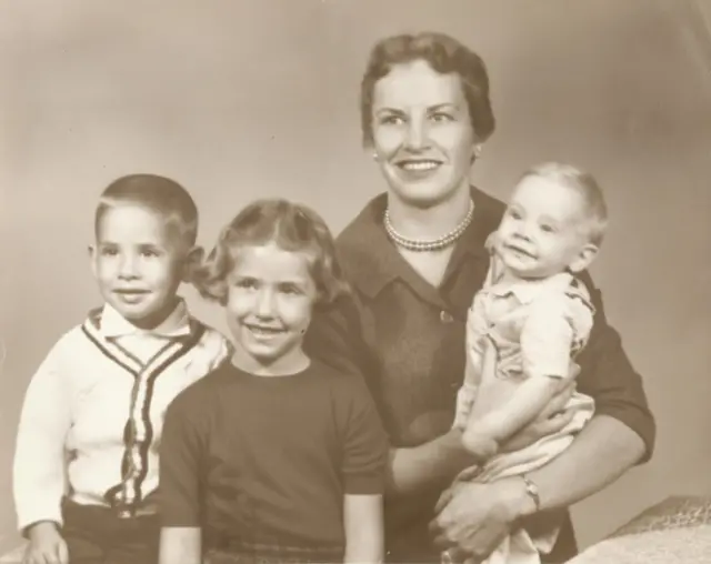 Con tres de sus hijos