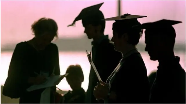 සරසවි දේශන ගාස්තු ඉවත් කිරීමේ ලේබර් ප්‍රතිඥාව ගැන සිසුන්ගේ ප්‍රසාදය