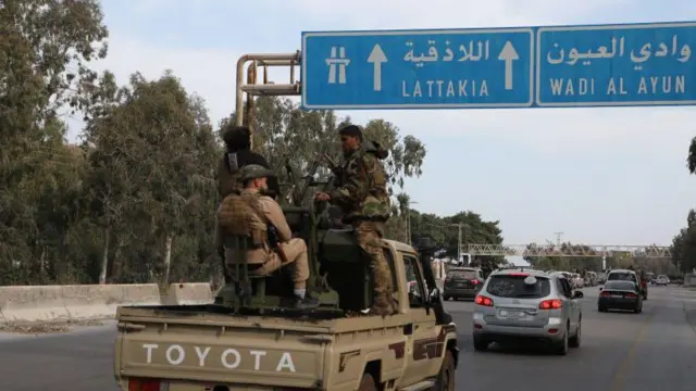 عناصر من الجيش السوري الجديد يتنقلون بين طرطوس واللاذقية في 7 مارس 2025