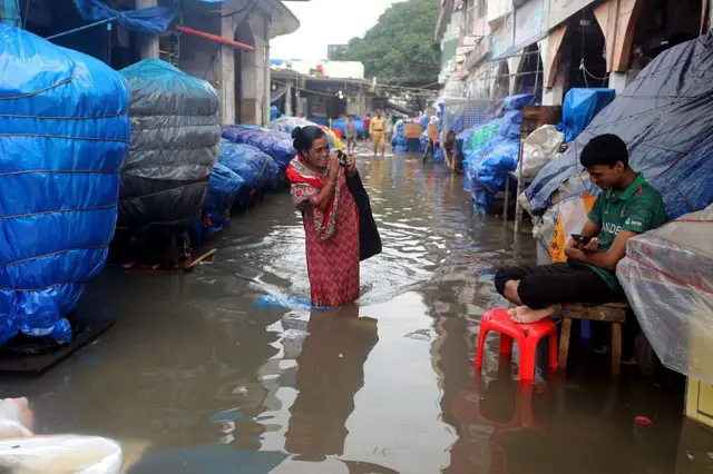 পহেলা অক্টোবর ঢাকার নিউ মার্কেট এলাকায় জলাবদ্ধতার চিত্র 