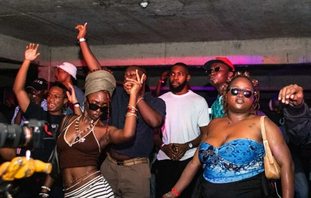 Wasu masu rakashewa kenan a bikin watan masu neman jinsi ɗaya (Pride Month) a Lagos suke cashewa a ranar Asabar