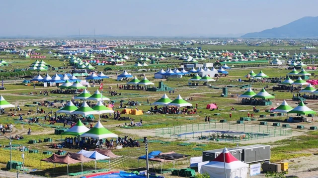 The campsite Saemangeum is a flat, reclaimed land without any natural shade