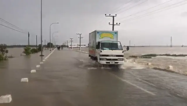 சாலைகளில் பெருக்கெடுத்த வெள்ளம்