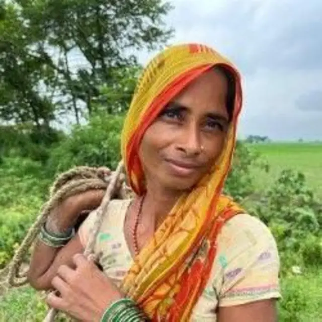 சின்ன மழைக்கே இந்தப்பாலம் இடிந்துவிடும் என்கிறார் மற்றொரு கிராமவாசி கல்பனா தேவி.