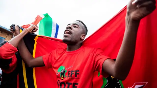 Un jeune militant de l'EFF jubilant à Soweto, le jour du vote.