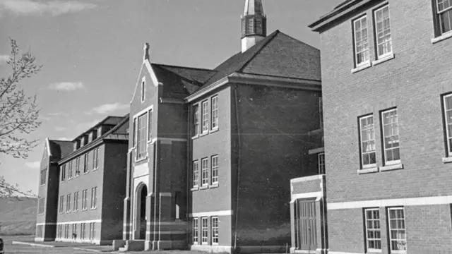 ကနေဒါနိုင်ငံက အခုလို ကျောင်းပို့ခံရတဲ့ လူမျိုးစုကလေးငယ်တွေထဲမှာ ကျောင်းတက်နေရင်း သေဆုံးရသူ ၄၁၀ဝ ကျော် ရှိ