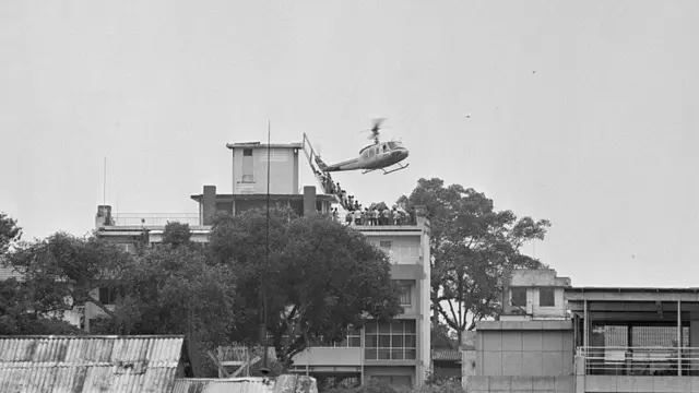 Un helicóptero de EE.UU. intenta evacuar a civiles en el techo de un apartamento en Saigón, 29 de abril de 1975