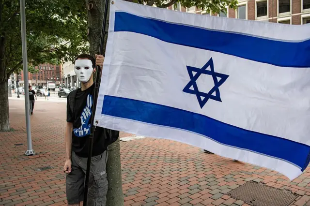 Seorang pria mengibarkan Bendera Israel di Boston, AS, pada 26 Juni 2025.