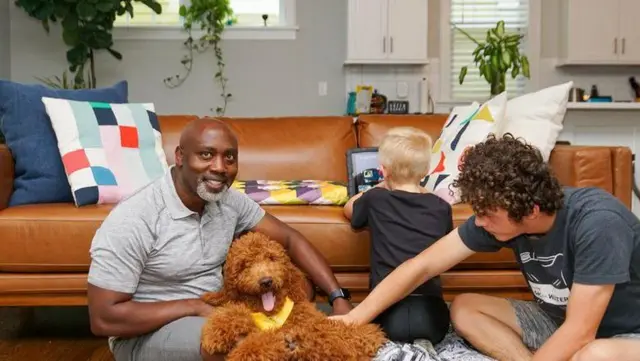 पीटर त्याच्या मुलासोबत 