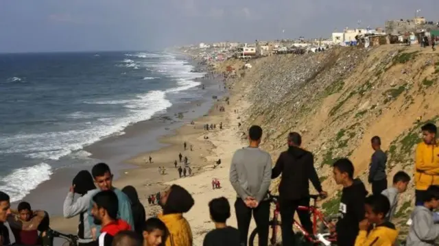 গাজায় অস্থায়ী বন্দর বানিয়ে ত্রাণ দিতে চায় যুক্তরাষ্ট্র