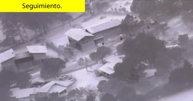 Una imagen de un dron que muestra varias cabañas en Tapalpa