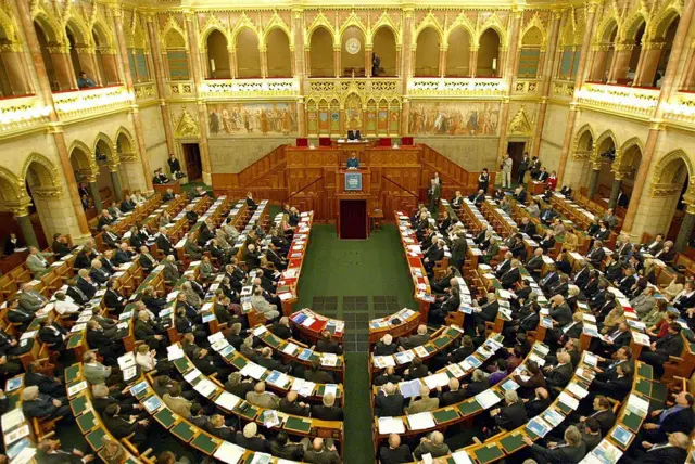 Вид згори на залу парламенту Угорщини
