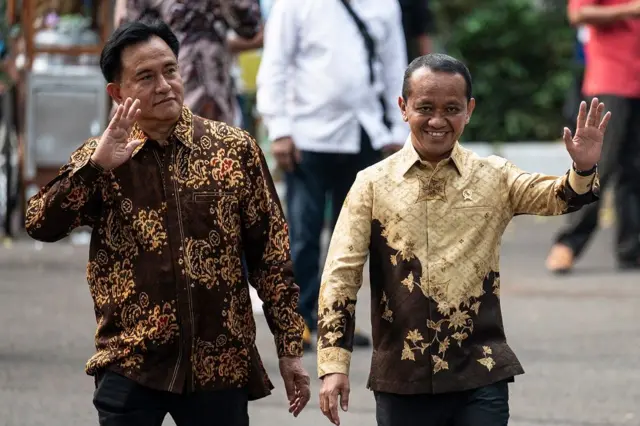 Pakar Hukum Tata Negara Yusril Ihza Mahendra (kiri) dan Ketua Umum Partai Golkar Bahlil Lahadalia (kanan) melambaikan tangan saat tiba di kediaman Presiden Terpilih Prabowo Subianto, Kertanegara, Jakarta Selatan, Senin (14/10/2024).