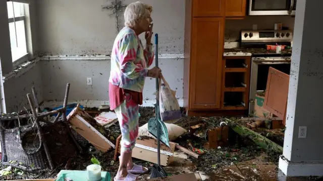 Stedi Scuderi, Fort Myers'ta su baskınına uğrayan dairesini inceliyor. 