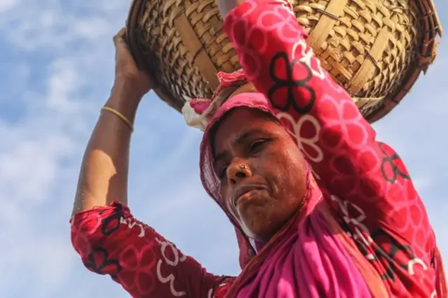 সরকার বলছে, সমাজের সব স্তরের মানুষকে সুবিধা দিতে পেনশন স্কিম চালু করা হয়েছে।