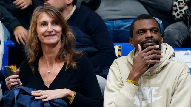 Katta kokrakli etuk ayollarning ruscha porno videolarini onlayn tomosha qiling.