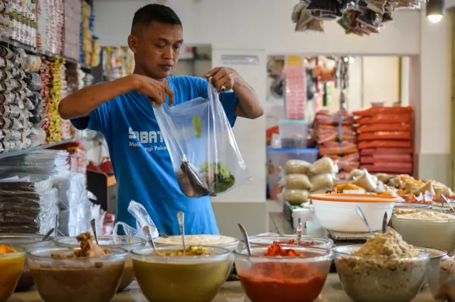 Pedagang memasukkan bumbu dapur ke dalam kantong plastik di Pasar Anyar, Kota Tangerang, Banten, Kamis (2/4/2026).