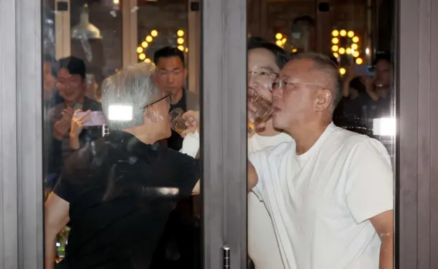 젠슨 황 대표, 이재용 회장, 정의선 회장이 치킨집에서 맥주를 마시고 있다