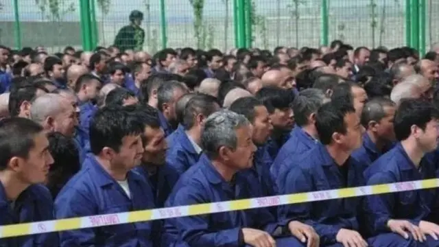 Шинжондаги "қайта тарбиялаш" жамлоғида тутиб турилган мусулмон уйғурлар