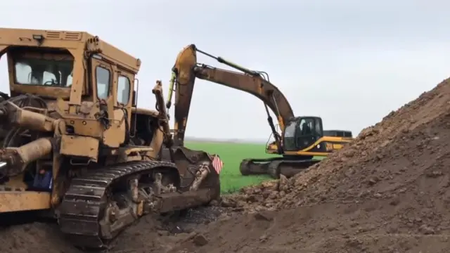 Екскаватор і бульдозер